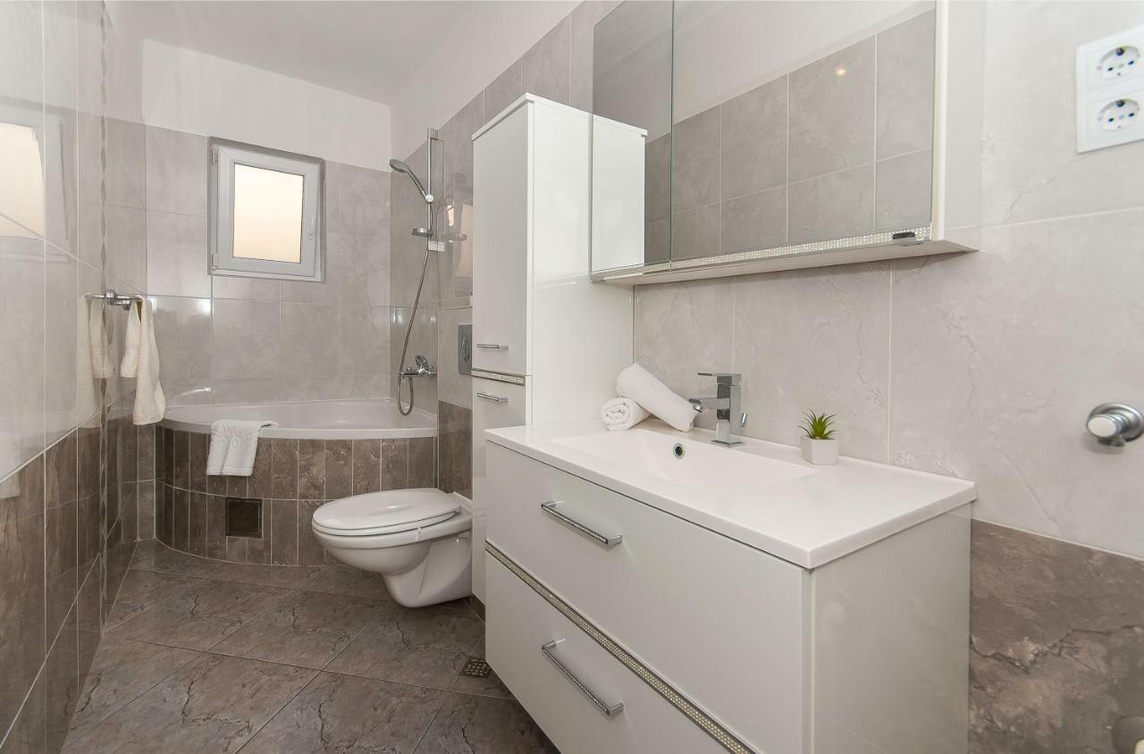 Apartment Ines Omis Exterior photo